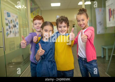 Kinder mit ihren Tag in der Schule zufrieden sind. Stockfoto