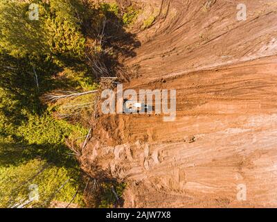 Bulldozer auf der Baustelle Ansicht von oben. Auf der Baustelle Ansicht von oben. Luftaufnahmen Baustelle Boden, Bulldozer Draufsicht Antenne vie Stockfoto