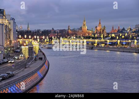 = Raushskaya Embankment und Park Zaryadye im Winter Sonnenuntergang = Sonnenuntergang Blick vom Bolschoj Ustyinskiy Brücke auf festlich dekoriert für Winter Urlaub R Stockfoto