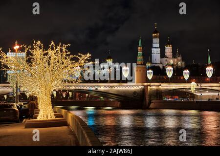 = Moskauer Kreml Türmen eingerahmt von Paradise Tree = Blick von Raushskaya Damm dekoriert mit beleuchteten Paradies Bäume auf vor Kurzem renovierte Bol Stockfoto