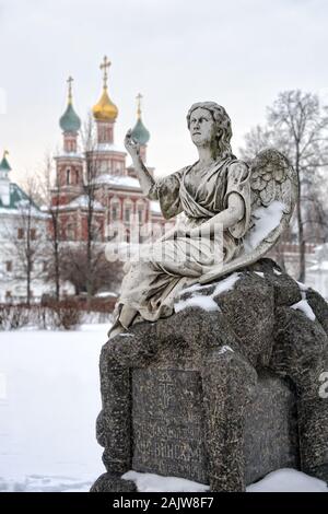 = Olga Mravinskaya Grab und Intersession Kirche Bedeckt Schnee = Das Grab von Olga Mravinskaya (1844-1894), Ehefrau von Generalmajor Mravinsky, toppe Stockfoto