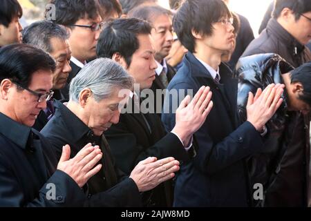 Tokio, Japan. 6. Januar, 2020. Japanische Geschäftsmänner und Frauen beten für ihre gute Geschäfte am Kanda Schrein in Tokio am Montag, 6. Januar 2020. Zehntausende von Menschen besuchten den Schrein am ersten Arbeitstag des Jahres, nachdem eine Woche lang das Neue Jahr Urlaub. Credit: Yoshio Tsunoda/LBA/Alamy leben Nachrichten Stockfoto