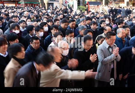 Tokio, Japan. 6. Januar, 2020. Japanische Geschäftsmänner und Frauen beten für ihre gute Geschäfte am Kanda Schrein in Tokio am Montag, 6. Januar 2020. Zehntausende von Menschen besuchten den Schrein am ersten Arbeitstag des Jahres, nachdem eine Woche lang das Neue Jahr Urlaub. Credit: Yoshio Tsunoda/LBA/Alamy leben Nachrichten Stockfoto