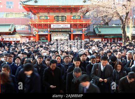 Tokio, Japan. 6. Januar, 2020. Japanische Geschäftsmänner und Frauen beten für ihre gute Geschäfte am Kanda Schrein in Tokio am Montag, 6. Januar 2020. Zehntausende von Menschen besuchten den Schrein am ersten Arbeitstag des Jahres, nachdem eine Woche lang das Neue Jahr Urlaub. Credit: Yoshio Tsunoda/LBA/Alamy leben Nachrichten Stockfoto