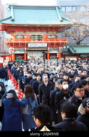 Tokio, Japan. 6. Januar, 2020. Japanische Geschäftsmänner und Frauen beten für ihre gute Geschäfte am Kanda Schrein in Tokio am Montag, 6. Januar 2020. Zehntausende von Menschen besuchten den Schrein am ersten Arbeitstag des Jahres, nachdem eine Woche lang das Neue Jahr Urlaub. Credit: Yoshio Tsunoda/LBA/Alamy leben Nachrichten Stockfoto