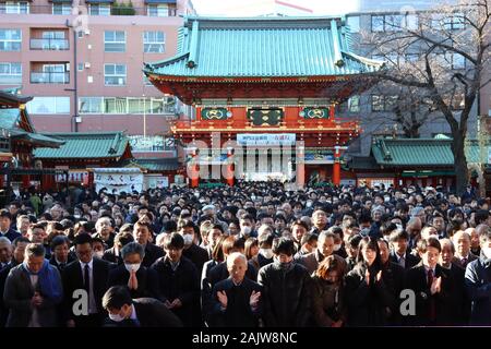 Tokio, Japan. 6. Januar, 2020. Japanische Geschäftsmänner und Frauen beten für ihre gute Geschäfte am Kanda Schrein in Tokio am Montag, 6. Januar 2020. Zehntausende von Menschen besuchten den Schrein am ersten Arbeitstag des Jahres, nachdem eine Woche lang das Neue Jahr Urlaub. Credit: Yoshio Tsunoda/LBA/Alamy leben Nachrichten Stockfoto