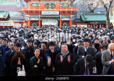 Tokio, Japan. 6. Januar, 2020. Japanische Geschäftsmänner und Frauen beten für ihre gute Geschäfte am Kanda Schrein in Tokio am Montag, 6. Januar 2020. Zehntausende von Menschen besuchten den Schrein am ersten Arbeitstag des Jahres, nachdem eine Woche lang das Neue Jahr Urlaub. Credit: Yoshio Tsunoda/LBA/Alamy leben Nachrichten Stockfoto