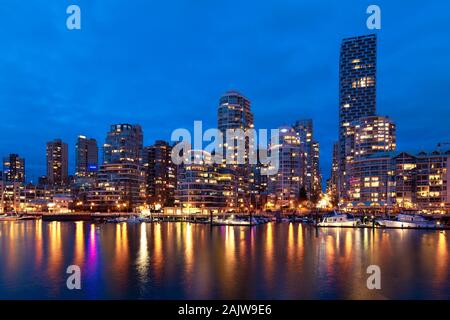 Skyline von Vancouver in der Dämmerung als von Granville Island, British Columbia, Kanada gesehen Stockfoto