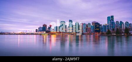 Skyline von Vancouver bei Sonnenuntergang vom Stanley Park, Britisch-Kolumbien, Kanada aus gesehen Stockfoto