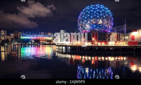 Science World bei Nacht beleuchtet, False Creek, Vancouver, Kanada Stockfoto
