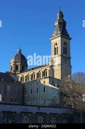 Die niedrige Winter Sonne leuchtet, Unserer Lieben Frau von der St. Peters Kirche, die auf St Peters Square, in Gent, Belgien. Blick vom Muinkkaai befindet. Stockfoto