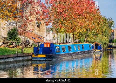 Lastkähne auf dem Kennet und Avon Kanal im Herbst Stockfoto