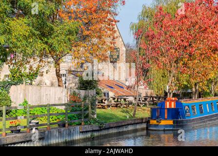 Lastkähne auf dem Kennet und Avon Kanal im Herbst Stockfoto