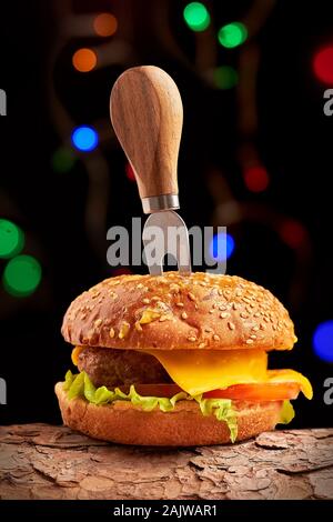 Hausgemachte Hamburger auf Platte auf schwarzen Hintergrund. Frische burger Closeup auf Holz- rustikalen Tisch. Cheeseburger. Stockfoto