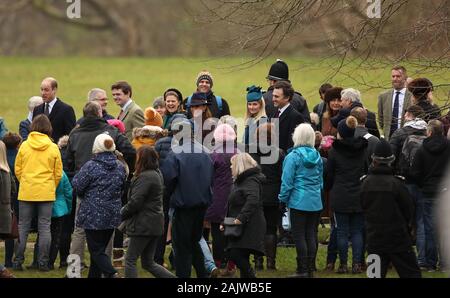 Sandringham, Norfolk, Großbritannien. 05 Jan, 2020. Kate Middleton (Herzogin von Cambridge) und Prinz William (Herzog von Cambridge), zu Fuß zu den Massen, nachdem Sie der St. Maria Magdalena Kirche Sonntag Morgen Service in Sandringham besucht. Königin Elizabeth II. besucht Kirche, Sandringham, Norfolk, am 5. Januar 2020. Credit: Paul Marriott/Alamy leben Nachrichten Stockfoto