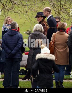 Sandringham, Norfolk, Großbritannien. 05 Jan, 2020. Kate Middleton (Herzogin von Cambridge) und Prinz William (Herzog von Cambridge), zu Fuß zu den Massen, nachdem Sie der St. Maria Magdalena Kirche Sonntag Morgen Service in Sandringham besucht. Königin Elizabeth II. besucht Kirche, Sandringham, Norfolk, am 5. Januar 2020. Credit: Paul Marriott/Alamy leben Nachrichten Stockfoto