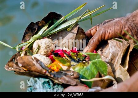 Viele kleine Rituale gehören zu den Betenden Ritual für die gute Reinkarnation eines verstorbenen Person Stockfoto