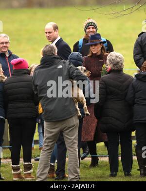 Sandringham, Norfolk, Großbritannien. 05 Jan, 2020. Kate Middleton (Herzogin von Cambridge) und Prinz William (Herzog von Cambridge), zu Fuß zu den Massen, nachdem Sie der St. Maria Magdalena Kirche Sonntag Morgen Service in Sandringham besucht. Königin Elizabeth II. besucht Kirche, Sandringham, Norfolk, am 5. Januar 2020. Credit: Paul Marriott/Alamy leben Nachrichten Stockfoto