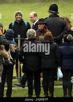 Sandringham, Norfolk, Großbritannien. 05 Jan, 2020. Prinz William (Herzog von Cambridge) und Kate Middleton (Herzogin von Cambridge), nahmen an der St. Maria Magdalena Kirche Sonntag Morgen Service in Sandringham. Königin Elizabeth II. besucht Kirche, Sandringham, Norfolk, am 5. Januar 2020. Credit: Paul Marriott/Alamy leben Nachrichten Stockfoto