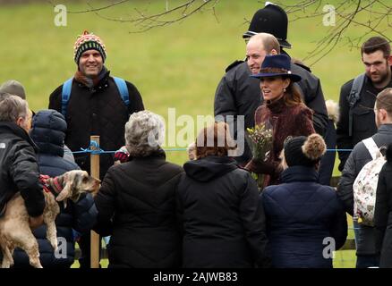 Sandringham, Norfolk, Großbritannien. 05 Jan, 2020. Kate Middleton (Herzogin von Cambridge) und Prinz William (Herzog von Cambridge), gehen in der Masse als Königin Elizabeth II. wurde von vielen wellwishers begrüßt, da sie der St. Maria Magdalena Kirche Sonntag Morgen Service in Sandringham besucht. Königin Elizabeth II. besucht Kirche, Sandringham, Norfolk, am 5. Januar 2020. Credit: Paul Marriott/Alamy leben Nachrichten Stockfoto