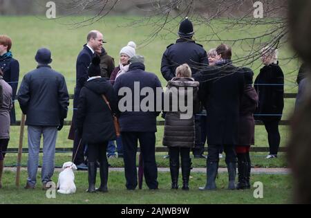 Sandringham, Norfolk, Großbritannien. 05 Jan, 2020. Prinz William (Herzog von Cambridge) und Kate Middleton (Herzogin von Cambridge), nahmen an der St. Maria Magdalena Kirche Sonntag Morgen Service in Sandringham. Königin Elizabeth II. besucht Kirche, Sandringham, Norfolk, am 5. Januar 2020. Credit: Paul Marriott/Alamy leben Nachrichten Stockfoto