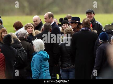 Sandringham, Norfolk, Großbritannien. 05 Jan, 2020. Prinz William (Herzog von Cambridge) und Kate Middleton (Herzogin von Cambridge), nahmen an der St. Maria Magdalena Kirche Sonntag Morgen Service in Sandringham. Königin Elizabeth II. besucht Kirche, Sandringham, Norfolk, am 5. Januar 2020. Credit: Paul Marriott/Alamy leben Nachrichten Stockfoto