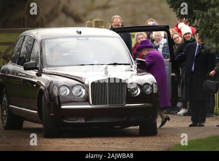 Sandringham, Norfolk, Großbritannien. 05 Jan, 2020. Königin Elizabeth II. an der St. Maria Magdalena Kirche Sonntag Morgen Service in Sandringham. Königin Elizabeth II. besucht Kirche, Sandringham, Norfolk, am 5. Januar 2020. Credit: Paul Marriott/Alamy leben Nachrichten Stockfoto