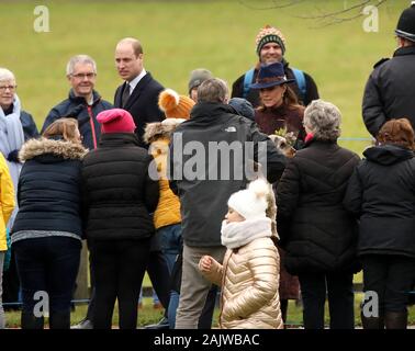 Sandringham, Norfolk, Großbritannien. 05 Jan, 2020. Prinz William (Herzog von Cambridge) und Kate Middleton (Herzogin von Cambridge), nahmen an der St. Maria Magdalena Kirche Sonntag Morgen Service in Sandringham. Königin Elizabeth II. besucht Kirche, Sandringham, Norfolk, am 5. Januar 2020. Credit: Paul Marriott/Alamy leben Nachrichten Stockfoto