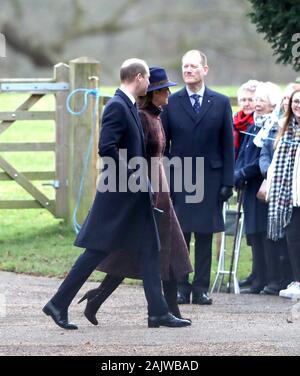 Sandringham, Norfolk, Großbritannien. 05 Jan, 2020. Prinz William (Herzog von Cambridge) und Kate Middleton (Herzogin von Cambridge), nahmen an der St. Maria Magdalena Kirche Sonntag Morgen Service in Sandringham. Königin Elizabeth II. besucht Kirche, Sandringham, Norfolk, am 5. Januar 2020. Credit: Paul Marriott/Alamy leben Nachrichten Stockfoto