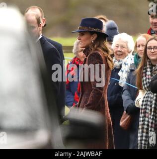 Sandringham, Norfolk, Großbritannien. 05 Jan, 2020. Kate Middleton (Herzogin von Cambridge) und Prinz William (Herzog von Cambridge), gehen in der Masse als Königin Elizabeth II. wurde von vielen wellwishers begrüßt, da sie der St. Maria Magdalena Kirche Sonntag Morgen Service in Sandringham besucht. Königin Elizabeth II. besucht Kirche, Sandringham, Norfolk, am 5. Januar 2020. Credit: Paul Marriott/Alamy leben Nachrichten Stockfoto