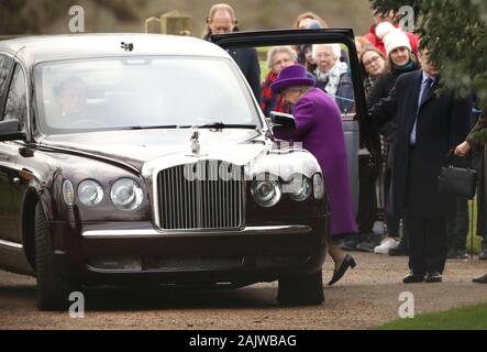 Sandringham, Norfolk, Großbritannien. 05 Jan, 2020. Königin Elizabeth II. wurde von vielen wellwishers begrüßt, da sie der St. Maria Magdalena Kirche Sonntag Morgen Service in Sandringham besucht. Königin Elizabeth II. besucht Kirche, Sandringham, Norfolk, am 5. Januar 2020. Credit: Paul Marriott/Alamy leben Nachrichten Stockfoto