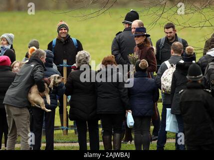 Sandringham, Norfolk, Großbritannien. 05 Jan, 2020. Kate Middleton (Herzogin von Cambridge) und Prinz William (Herzog von Cambridge), zu Fuß zu den Massen, nachdem Sie der St. Maria Magdalena Kirche Sonntag Morgen Service in Sandringham besucht. Königin Elizabeth II. besucht Kirche, Sandringham, Norfolk, am 5. Januar 2020. Credit: Paul Marriott/Alamy leben Nachrichten Stockfoto