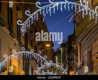 Neapel, Italien - Januar 1, 2020: Weihnachtsbeleuchtung sind erleuchtend Gebäude in Neapel, Italien Stockfoto