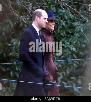 Sandringham, Norfolk, Großbritannien. 05 Jan, 2020. Prinz William (Herzog von Cambridge) und Kate Middleton (Herzogin von Cambridge), nahmen an der St. Maria Magdalena Kirche Sonntag Morgen Service in Sandringham. Königin Elizabeth II. besucht Kirche, Sandringham, Norfolk, am 5. Januar 2020. Credit: Paul Marriott/Alamy leben Nachrichten Stockfoto