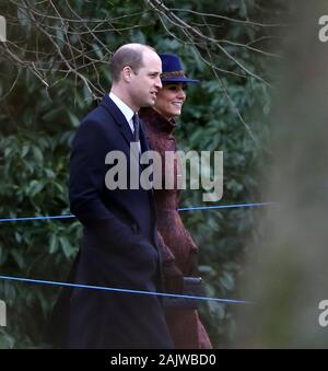 Sandringham, Norfolk, Großbritannien. 05 Jan, 2020. Prinz William (Herzog von Cambridge) und Kate Middleton (Herzogin von Cambridge), nahmen an der St. Maria Magdalena Kirche Sonntag Morgen Service in Sandringham. Königin Elizabeth II. besucht Kirche, Sandringham, Norfolk, am 5. Januar 2020. Credit: Paul Marriott/Alamy leben Nachrichten Stockfoto