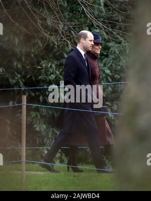 Sandringham, Norfolk, Großbritannien. 05 Jan, 2020. Prinz William (Herzog von Cambridge) und Kate Middleton (Herzogin von Cambridge), nahmen an der St. Maria Magdalena Kirche Sonntag Morgen Service in Sandringham. Königin Elizabeth II. besucht Kirche, Sandringham, Norfolk, am 5. Januar 2020. Credit: Paul Marriott/Alamy leben Nachrichten Stockfoto