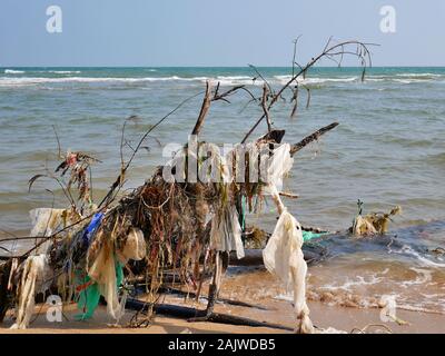 Müll gewaschen oben am Strand Stockfoto