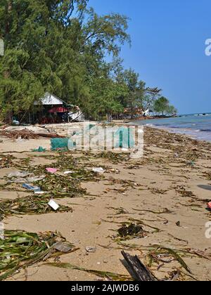 Müll gewaschen oben am Strand Stockfoto