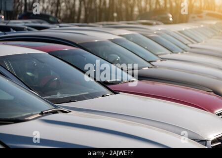 Autos in einer Reihe. Gebrauchtwagenverkauf Stockfoto