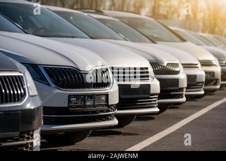 Autos in einer Reihe. Gebrauchtwagenverkauf Stockfoto