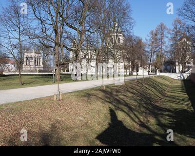 Blick auf die Stiftskirche von Saint Anne in Wilanow Viertel in der europäischen Hauptstadt von Polen, klaren, blauen Himmel in 2019 kalten sonnigen Frühling Morgen Tag auf Stockfoto