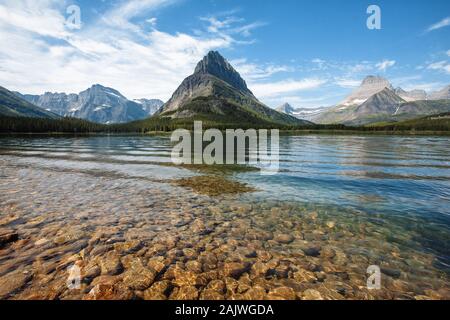 Das kristallklare Wasser der Swiftcurrent Lake an vielen Gletscher (Glacier National Park, MT) Stockfoto