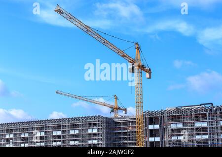 Crains auf der Baustelle der Gebäude. Bau Hintergrund Stockfoto