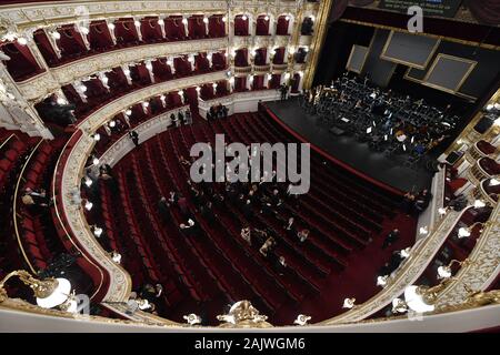 Prag, Tschechische Republik. 05 Jan, 2020. Die Prager Staatsoper historische Gebäude wieder für die Öffentlichkeit geöffnet mit einem Gala Konzert in Prag, Tschechische Republik, Januar 5, 2020 nach einer Rekonstruktion, die fast drei Jahre dauerte und Kosten 1,3 Milliarden Kronen. Quelle: Vit Simanek/CTK Photo/Alamy leben Nachrichten Stockfoto