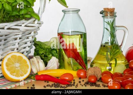 Flaschen mit gewürzten Öl. Schmeckt nach Italien. Basilikum, Pfeffer und Knoblauch. Vorbereitung einen Salat.. Tomaten und Aromen der Pizza. Stockfoto