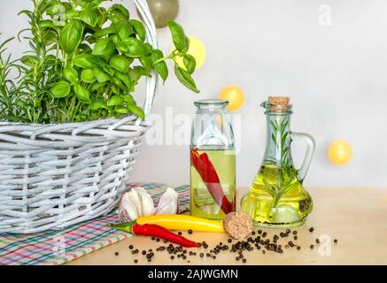 Flaschen mit gewürzten Öl. Schmeckt nach Italien. Basilikum, Pfeffer und Knoblauch. Vorbereitung einen Salat.. Tomaten und Aromen der Pizza. Stockfoto