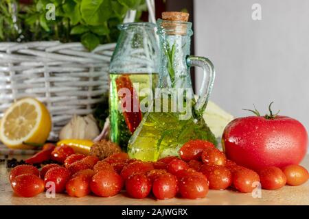 Flaschen mit gewürzten Öl. Schmeckt nach Italien. Basilikum, Pfeffer und Knoblauch. Vorbereitung einen Salat.. Tomaten und Aromen der Pizza. Stockfoto