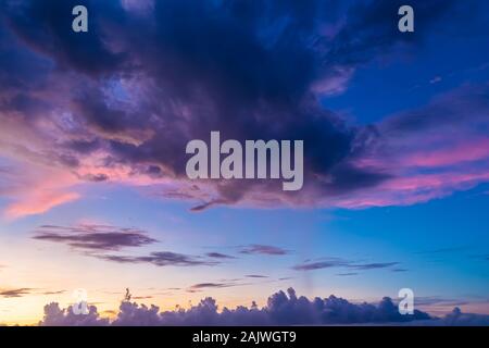 Schönen Abend Himmel mit Wolken, Sonnenuntergang, abstrakten Hintergrund verschwommen. Stockfoto
