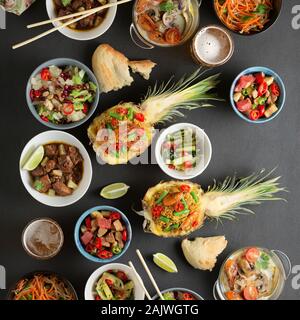 Thai Essen im Restaurant. Verschiedene traditionelle Gerichte. Ananas gebratener Reis Stockfoto