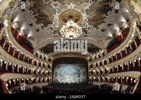 Prag, Tschechische Republik. 05 Jan, 2020. Die Prager Staatsoper historische Gebäude wieder für die Öffentlichkeit geöffnet mit einem Gala Konzert in Prag, Tschechische Republik, Januar 5, 2020 nach einer Rekonstruktion, die fast drei Jahre dauerte und Kosten 1,3 Milliarden Kronen. Quelle: Vit Simanek/CTK Photo/Alamy leben Nachrichten Stockfoto